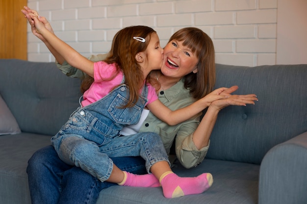 Foto gratuita vista frontal chica con abuelita en casa