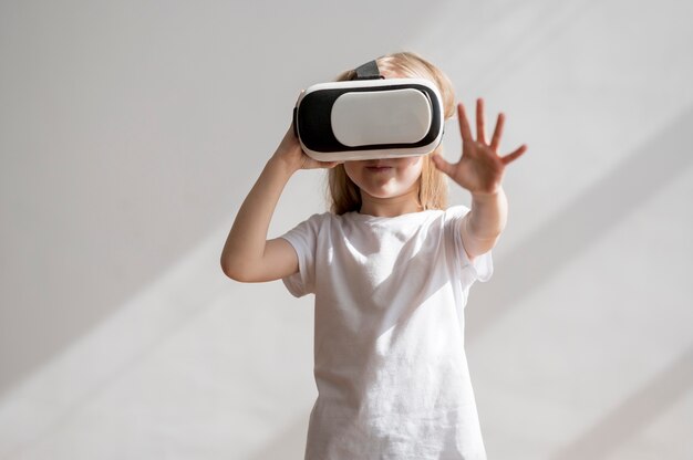 Vista frontal chica con casco de realidad virtual