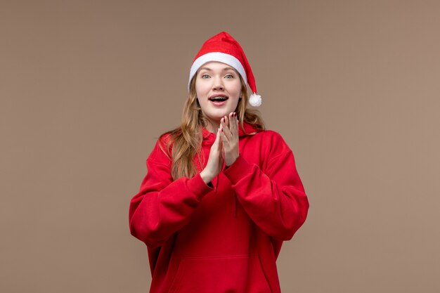 Vista frontal chica de Navidad con cara emocionada en escritorio marrón mujer vacaciones Navidad