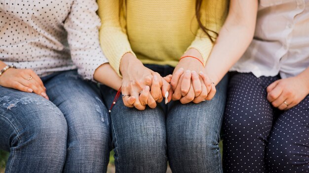 Vista frontal chicas cogidas de la mano