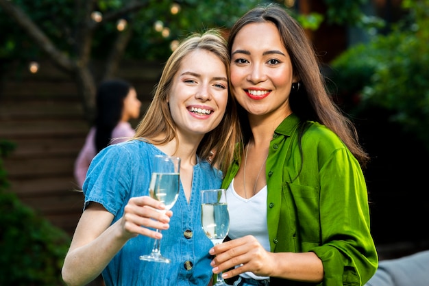 Vista frontal chicas guapas con bebidas