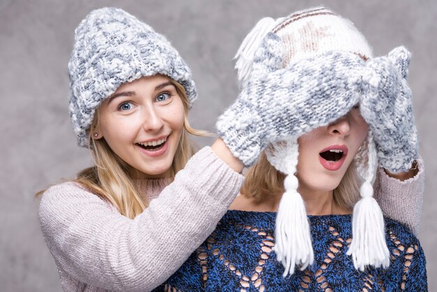 Vista frontal chicas jóvenes con guantes de invierno