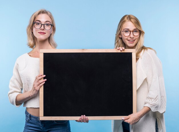 Vista frontal chicas jóvenes con maqueta