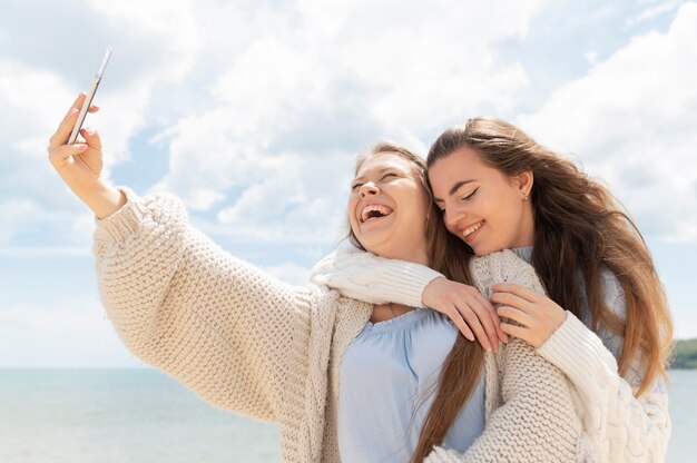 Vista frontal de chicas que pasan tiempo juntas