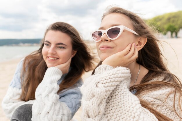 Vista frontal de chicas que pasan tiempo juntas