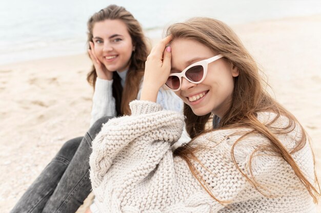 Foto gratuita vista frontal de chicas que pasan tiempo juntas