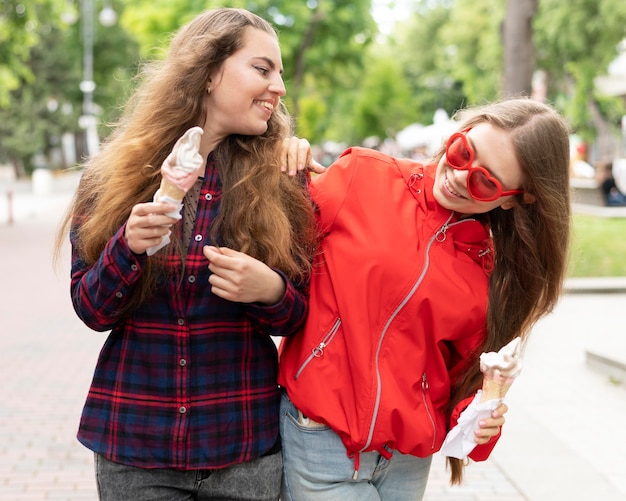 Foto gratuita vista frontal de chicas que pasan tiempo juntas