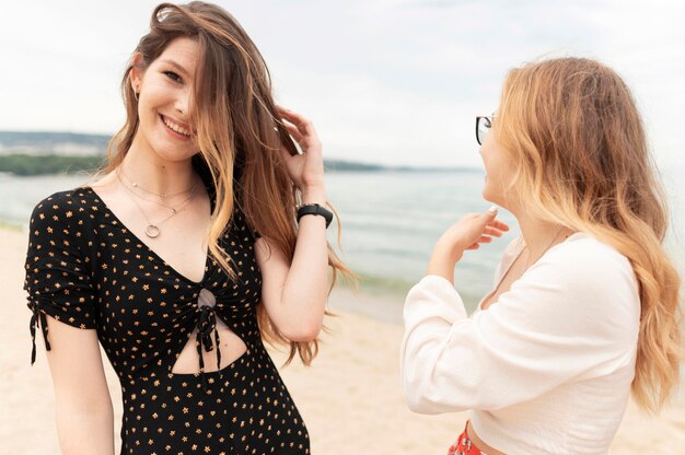 Foto gratuita vista frontal de chicas que pasan tiempo juntas