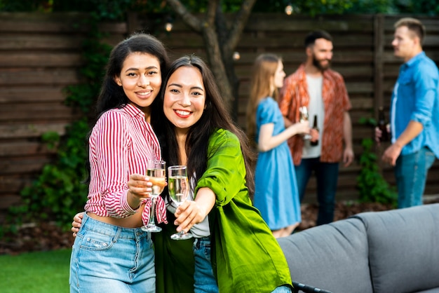 Foto gratuita vista frontal chicas sonrientes con bebidas