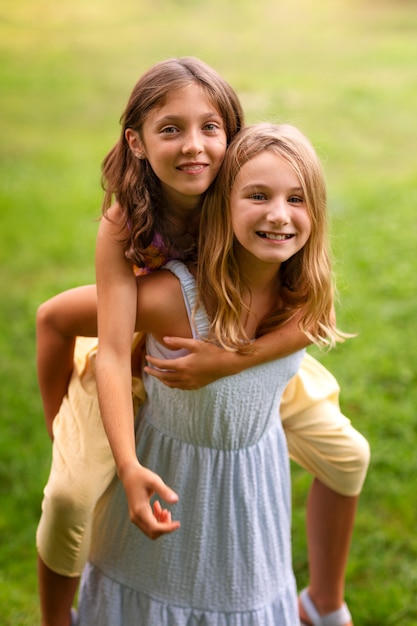 Vista frontal chicas sonrientes en la naturaleza