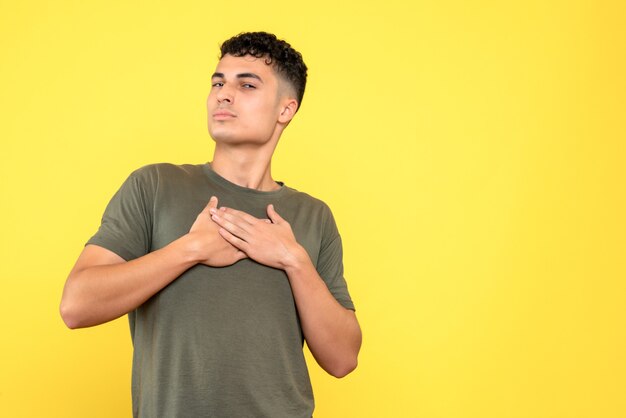 Vista frontal de un chico el chico serio tiene los brazos cruzados sobre el pecho