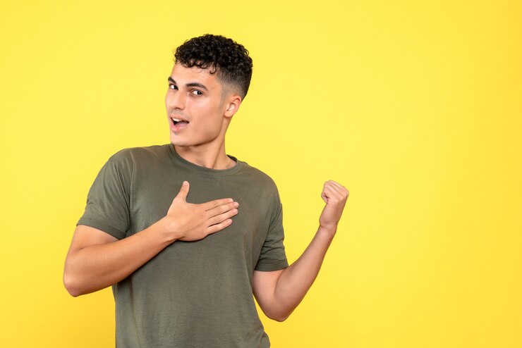 Foto gratuito vista frontal de un chico, el chico sonriente con la boca abierta se ve astutamente y muestra la espalda