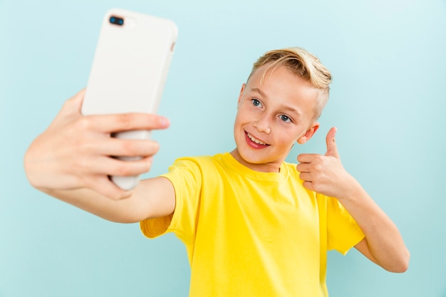 Vista frontal chico con signo ok pose para selfie