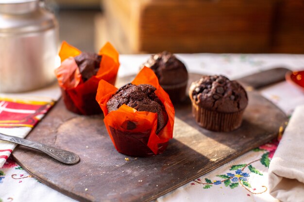 Una vista frontal choco brownies todo delicioso para la hora del té en el escritorio marrón aislado galletas de galletas de chocolate