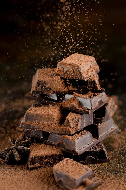 Vista frontal de chocolate con cacao en polvo