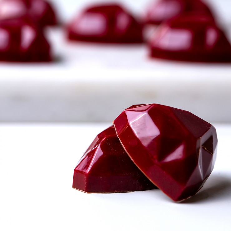 Foto gratuito vista frontal de chocolate rojo dulces en forma de corazón