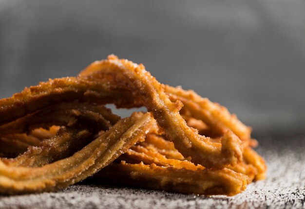 Vista frontal de churros fritos con azúcar