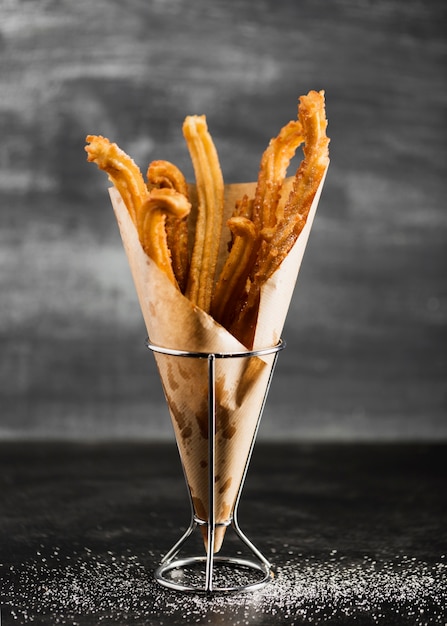 Vista frontal de churros en papel de regalo