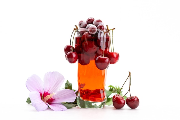 Vista frontal de un cóctel de frutas frescas con cerezas rojas frescas de enfriamiento con hielo en blanco, cóctel de jugo de bebida color de fruta