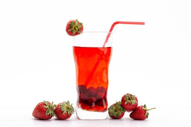 Una vista frontal de cóctel de frutas frescas con rodajas de fruta fresca enfriamiento con hielo en blanco, cóctel de jugo de bebida color de fruta