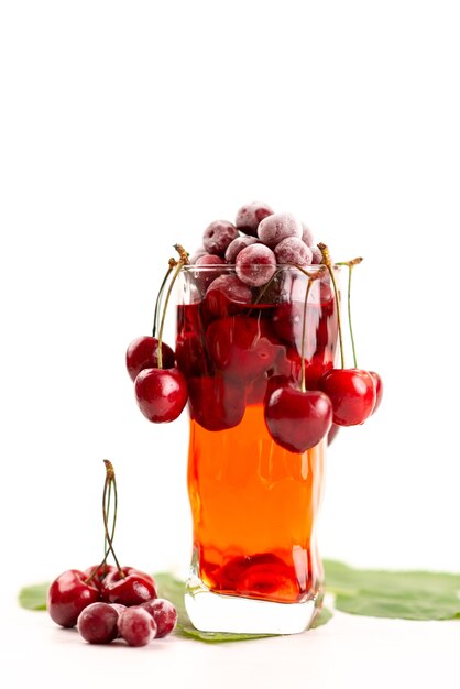 Una vista frontal de cóctel de frutas frescas con rodajas de fruta fresca enfriamiento con hielo en blanco, cóctel de jugo de bebida color de fruta