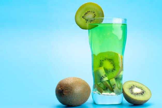 Una vista frontal de cóctel de frutas frescas con rodajas de frutas frescas enfriamiento con hielo en azul, cóctel de jugo de bebida color de fruta