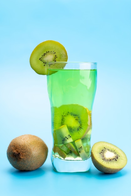 Una vista frontal de cóctel de frutas frescas con rodajas de frutas frescas enfriamiento con hielo en azul, cóctel de jugo de bebida color de fruta