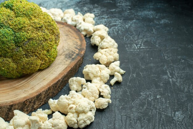 Vista frontal de coliflor fresca en rodajas en un círculo sobre una superficie gris claro