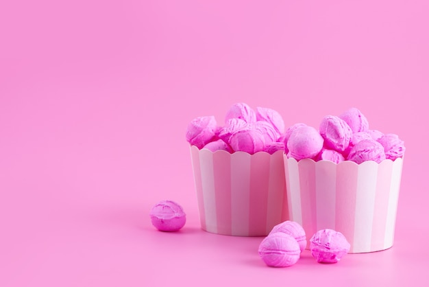 Una vista frontal de color rosa, galletas deliciosas en color rosa, caramelo de azúcar dulce