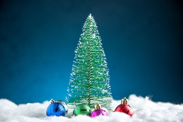 Vista frontal colorido pequeño árbol de Navidad bolas de árbol de Navidad