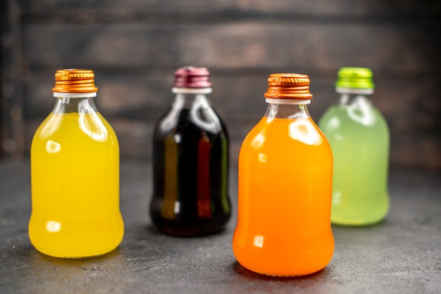 Vista frontal de coloridos jugos de frutas en botellas