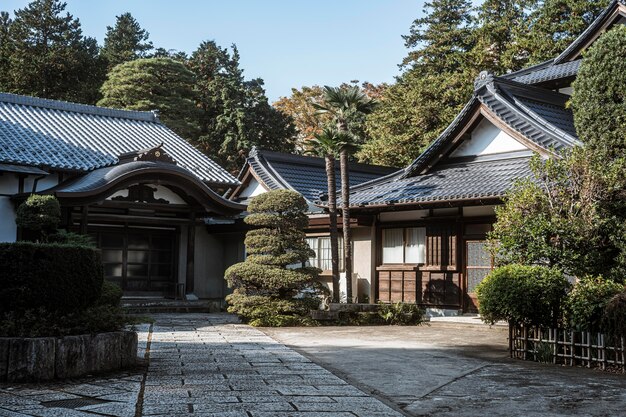 Vista frontal del complejo de templos japoneses