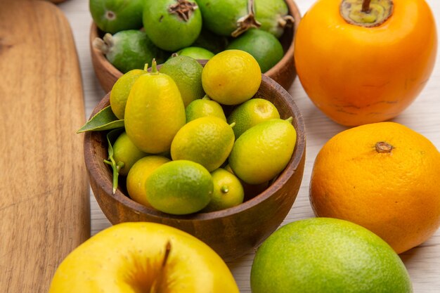 Vista frontal de la composición de frutas frescas sobre fondo blanco, baya, cítricos, árbol de salud, fotografía en color, fruta madura sabrosa