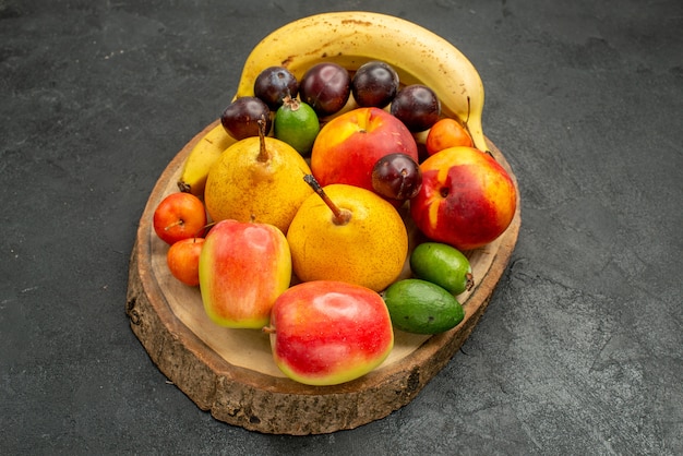 Vista frontal de la composición de frutas frutas frescas en color gris mesa madura muchos frescos