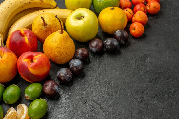 Vista frontal de la composición de las frutas frutas frescas en la mesa gris maduras frescas de muchos colores suaves