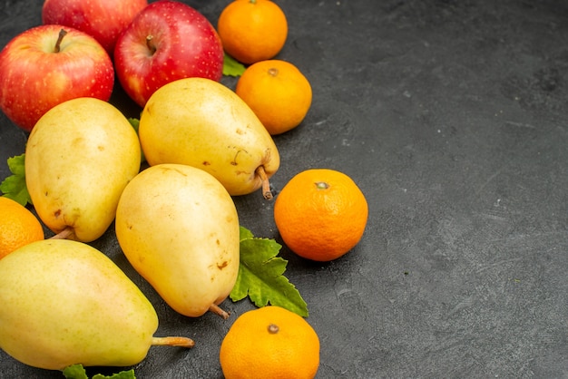 Vista frontal composición de frutas peras mandarinas y manzanas sobre fondo gris pulpa de fruta foto en color sabor a manzana árbol espacio libre