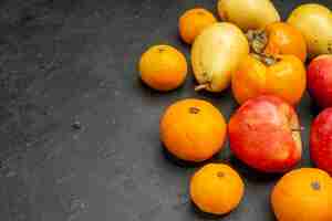 Foto gratuita vista frontal composición de frutas peras mandarinas y manzanas sobre un fondo gris sabor fr uit vitamina foto en color manzano lugar libre