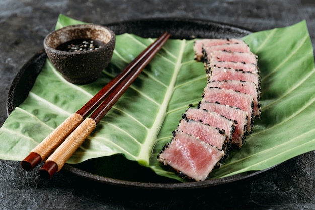 Foto gratuita vista frontal de la composición del plato japonés