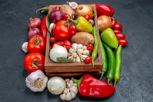 Vista frontal de la composición de verduras frescas en ensalada de mesa gris color maduro fresco