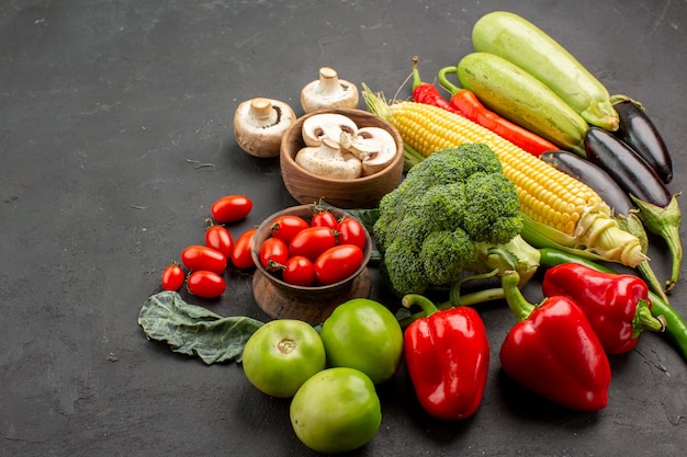 Vista frontal de la composición de verduras frescas maduras en una mesa oscura de color maduro fresco