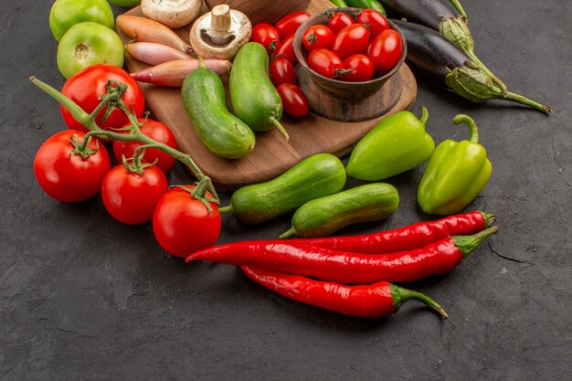 Vista frontal de la composición de verduras frescas en la mesa gris ensalada fresca color maduro