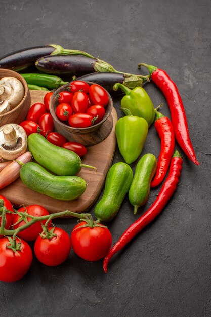 Vista frontal de la composición de verduras frescas en la mesa gris ensalada fresca color maduro