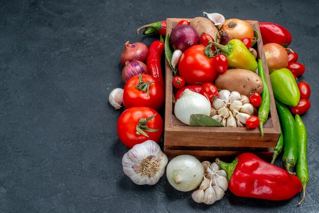 Vista frontal de la composición de verduras frescas en la mesa gris ensalada madura color fresco