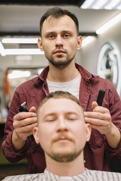 Foto gratuita vista frontal del concepto de barbería