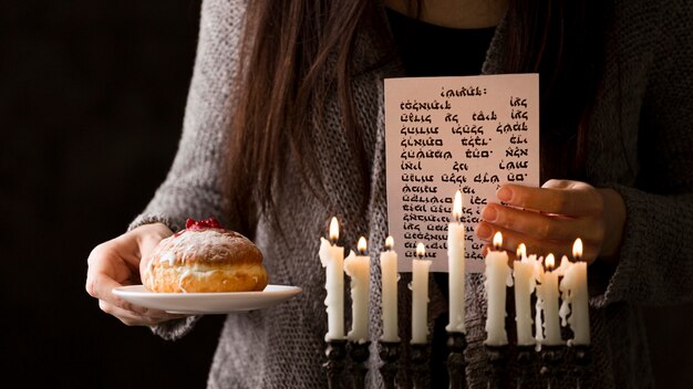 Vista frontal del concepto de candelabro de hanukkah