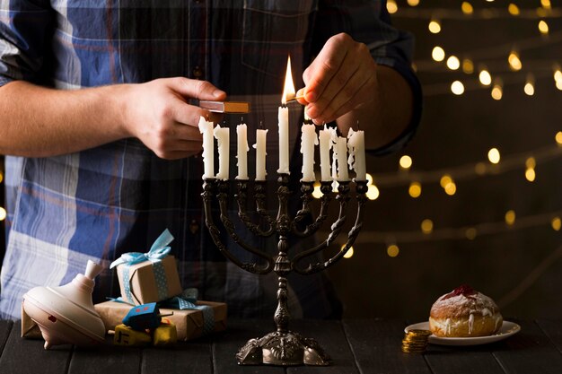 Vista frontal del concepto de candelabro de hanukkah
