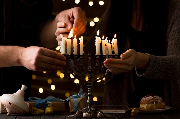 Vista frontal del concepto de candelabro de hanukkah