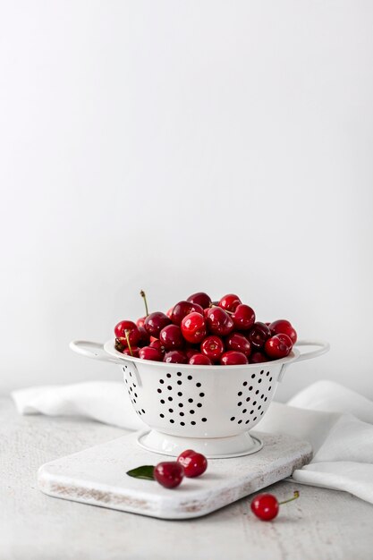 Vista frontal del concepto de cerezas deliciosas