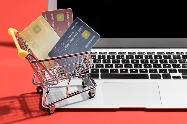 Vista frontal del concepto de compras en línea