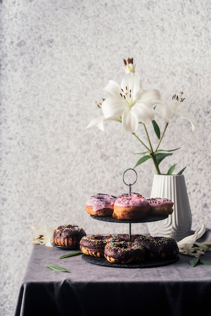 Foto gratuita vista frontal del concepto de deliciosas donas